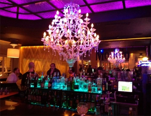 Bar de luz y cristal